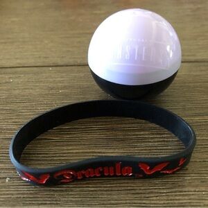 Universal Monsters Mystery Capsule: Dracula rubber bracelet